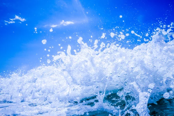 Olas de agua cristalina azul estrellándose en la playa — Foto de Stock