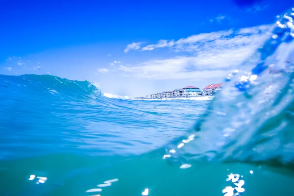 Blue crystal water waves crashing on beach — Stock Photo, Image