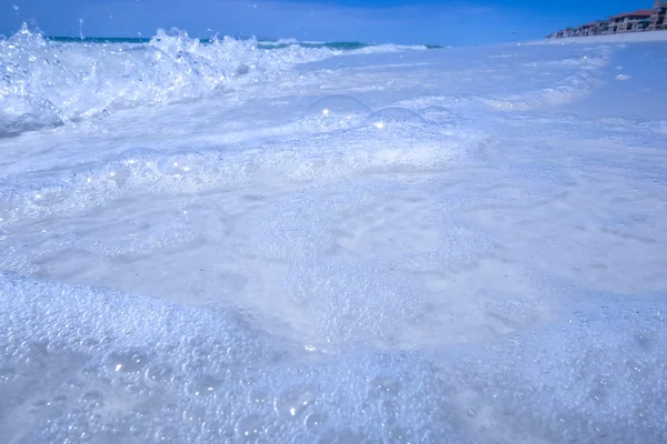 Olas de agua cristalina azul estrellándose en la playa —  Fotos de Stock