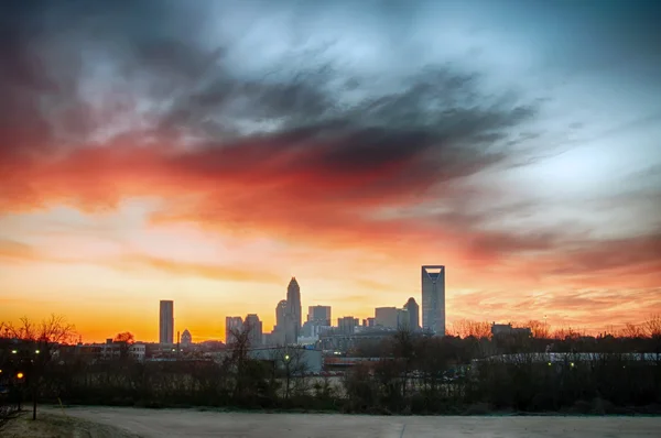 Frühmorgendlicher Sonnenaufgang über der Skyline von Charlotte City Downtown — Stockfoto