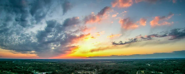 Ciel et nuages coucher de soleil paysage au-dessus de la Caroline du Sud york — Photo