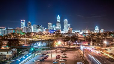 Charlotte şehir manzarası gece çekimi