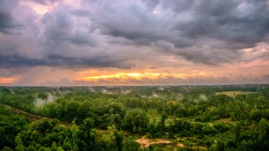Günbatımı gökyüzü ve bulutlar Güney Carolina üzerinde