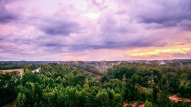 Günbatımı gökyüzü ve bulutlar Güney Carolina üzerinde