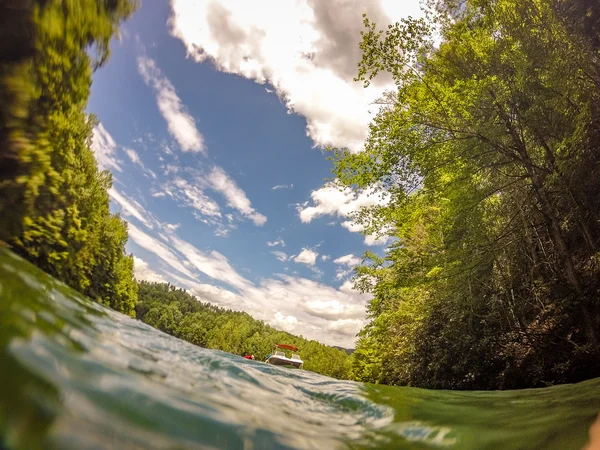 In barca su un lago in montagna — Foto Stock