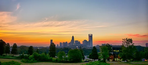 Wcześnie rano wschód słońca nad charlotte north carolina skyline — Zdjęcie stockowe