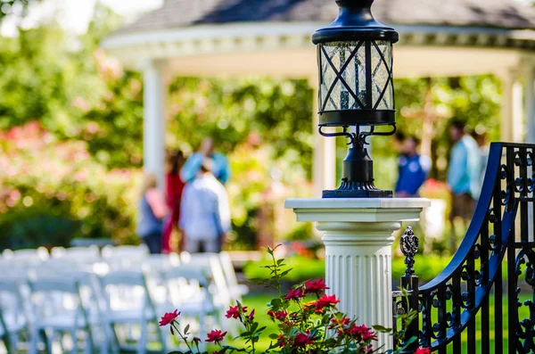 Dekorativer klassischer Laternenmast im Garten — Stockfoto