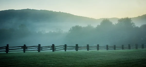 Fog rolling through blue ridge parkway farm lands — Stock Photo, Image