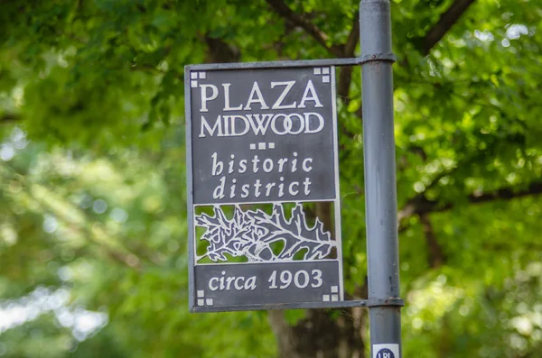 Plaza midwood del distrito histórico en Charlotte nc signo — Foto de Stock