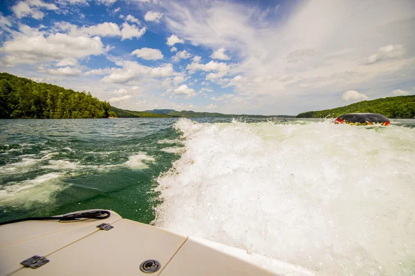 Passeios de barco em um lago nas montanhas — Fotografia de Stock