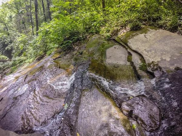 Scenérií podél pěší trailat tabulka rock mountain Jižní caro — Stock fotografie