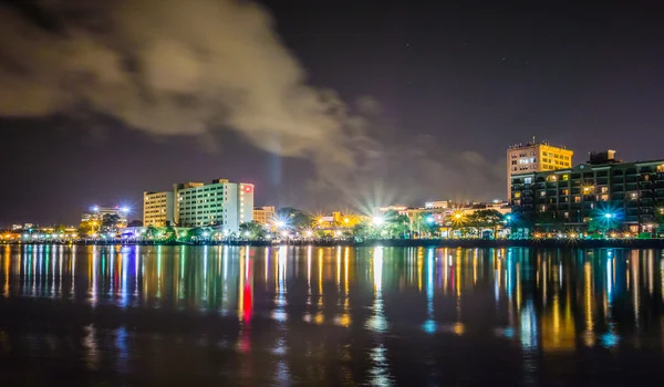 Bord de la rivière promenade scènes à wilmington nc la nuit — Photo