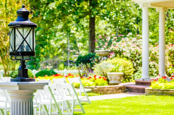 Decoratieve klassieke lantaarnpaal in tuin — Stockfoto