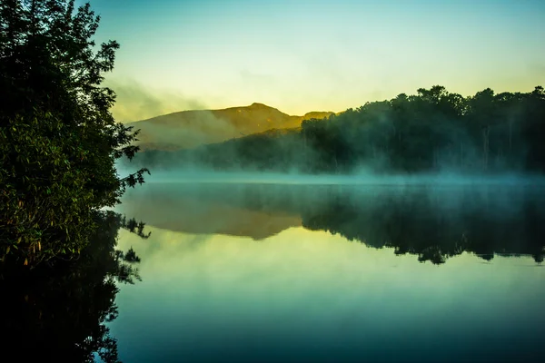 Grandfather Mountain Sunrise Reflexões sobre Julian Price Lake em — Fotografia de Stock