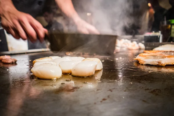 Alimentos que se preparan en el asador japonés — Foto de Stock