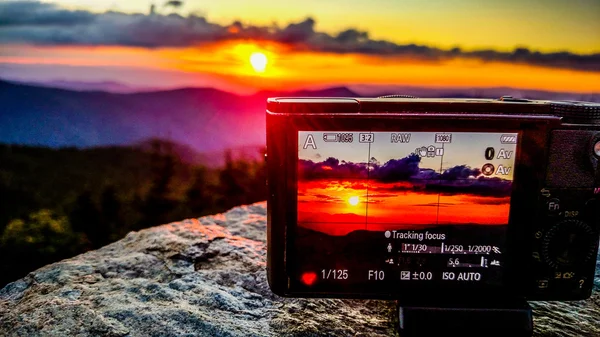 Sonnenuntergangsfotos mit der Kamera in den Bergen — Stockfoto
