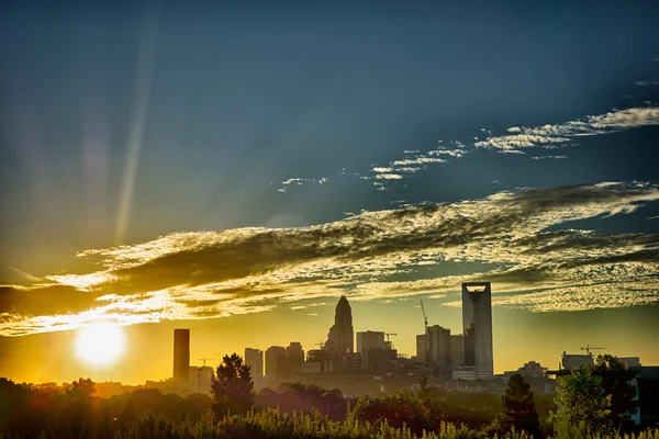 Am frühen morgen sonnenaufgang über charlotte north carolina skyline — Stockfoto