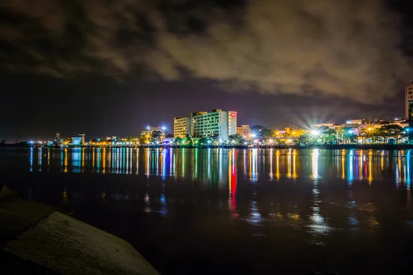 Riverfront board walk scenes in wilmington nc at night — Stock Photo, Image