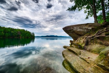 Jocassee Gölü 'nün güzel manzarası Güney Carolina