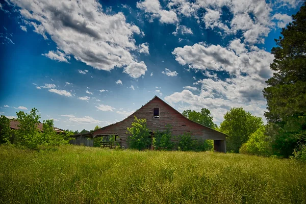 Tierras agrícolas americanas con cielo azul nublado en el sur —  Fotos de Stock