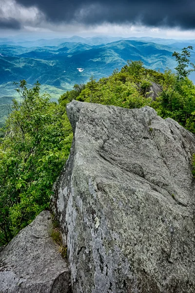 Cenas ao longo da trilha appalachian em grandes montanhas fumegantes — Fotografia de Stock