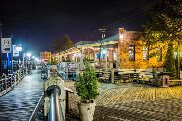 Riverfront board walk scenes in wilmington nc at night — Stock Photo, Image