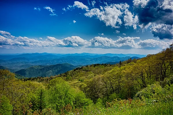 驾驶由沿 blue ridge 大道俯瞰 — 图库照片