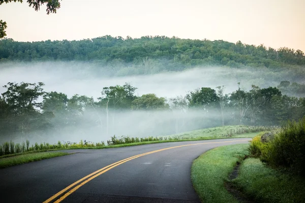 Brouillard roulant à travers les terres agricoles de la promenade Blue Ridge — Photo