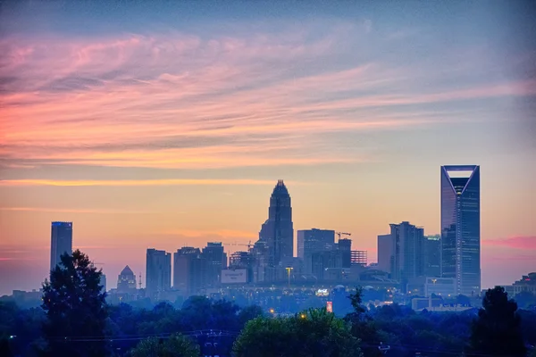 Vroege ochtend zonsopgang boven de skyline van de north carolina charlotte — Stockfoto