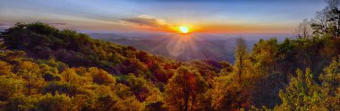 Blue Ridge Parkway yaz Appalaş Dağları günbatımı 