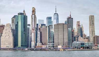 New York şehri Manhattan silueti Kasımda bulutlu bir günde