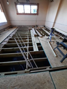 İnşaatta ahşap kirişlerin kurulumu