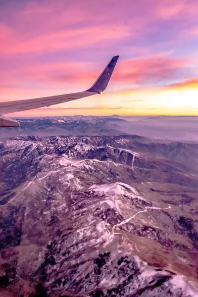Létání Nad Skalami Letadle Salt Lake City Při Západu Slunce — Stock fotografie