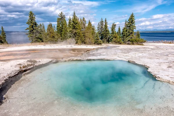 Hot Thermal Spring Abyss Pool Yellowstone National Park West Thumb — Stockfoto
