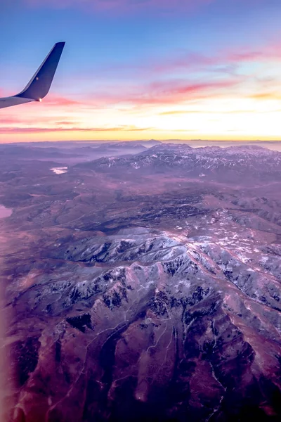 Létání Nad Skalami Letadle Salt Lake City Při Západu Slunce — Stock fotografie