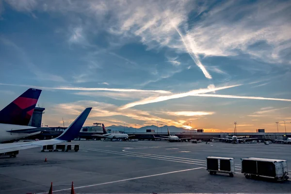 Vliegen Rotspartijen Het Vliegtuig Van Zout Meer Stad Bij Zonsondergang — Stockfoto