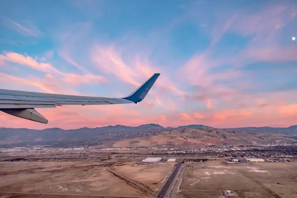 Létání Nad Skalami Letadle Salt Lake City Při Západu Slunce — Stock fotografie