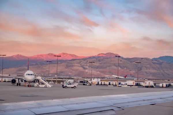 Survolant Des Rochers Avion Depuis Salt Lake City Coucher Soleil — Photo