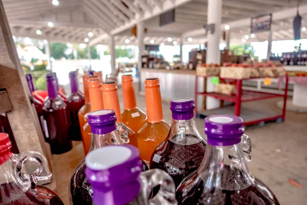 Gebottelde Dranken Boerderijstand Koop — Stockfoto