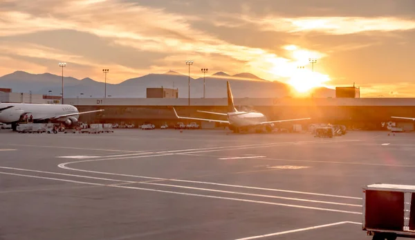 Latanie Nad Skałami Samolocie Miasta Salt Lake Zachodzie Słońca — Zdjęcie stockowe
