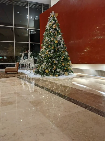 Διακοσμημένο Χριστουγεννιάτικο Δέντρο Εσωτερικό Κτίριο Γραφείων — Φωτογραφία Αρχείου