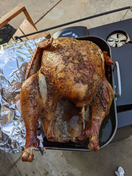 красивая вкусная копченая индейка готова к консупции