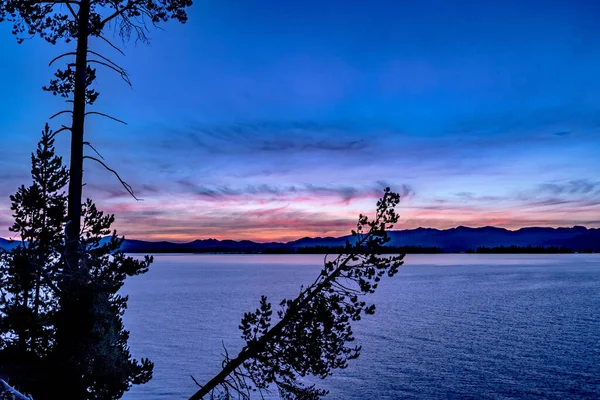 黄石国家公园黄石湖上的日出 — 图库照片