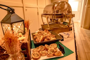 Sarımsaklı ekmek ve dekor ile açık büfe kutlama için hazır.