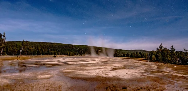 Night Photo Old Faithful Geisers Yellowstone National Park — Stock Photo, Image