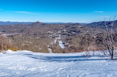 Aralık 'ta Kuzey Carolina kayak merkezinde kayak yaparken.