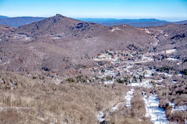 Aralık 'ta Kuzey Carolina kayak merkezinde kayak yaparken.