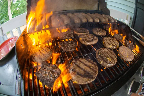 Burgers Και Λουκάνικα Μαγείρεμα Στη Σχάρα — Φωτογραφία Αρχείου