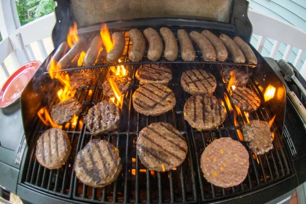 Hamburguesas Embutidos Cocinando Parrilla — Foto de Stock