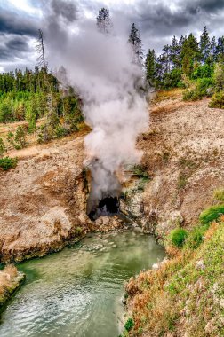Yellowstone Ulusal Par 'da sıcak kaynak ve geiser 